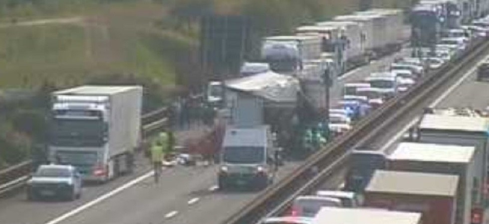 Gravissimo incidente sull'A22, scontro tra due mezzi pesanti: lunghe code